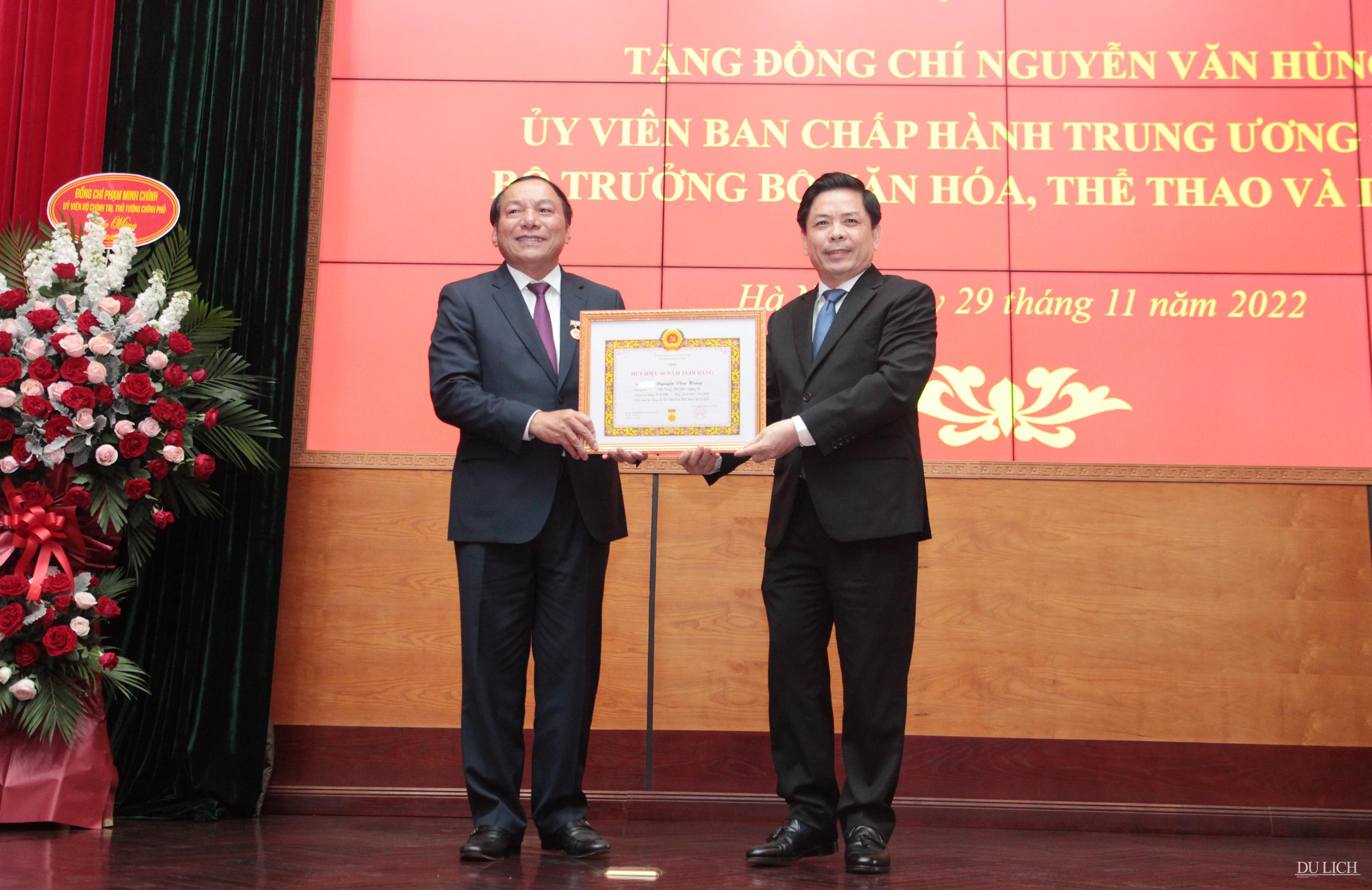 Bí thư Đảng ủy Khối các cơ quan Trung ương Nguyễn Văn Thể đã trao tặng Quyết định cho Bộ trưởng